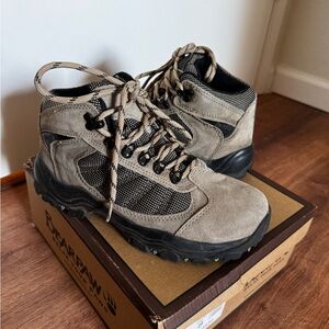 Bearpaw hiking boot size 8